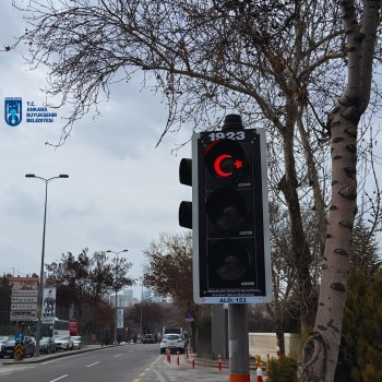 Ankara Büyükşehir Belediyesi’nden Anlamlı Dokunuş: Anıtkabir Kavşağı’ndaki Trafik Lambalarına Ay-Yıldız Eklendi